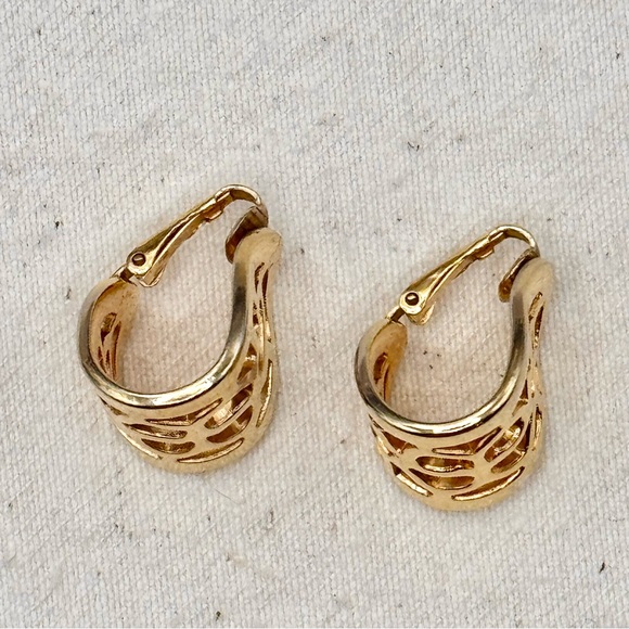 Vintage Clip On Gold-Tone Earrings - Picture 4 of 5